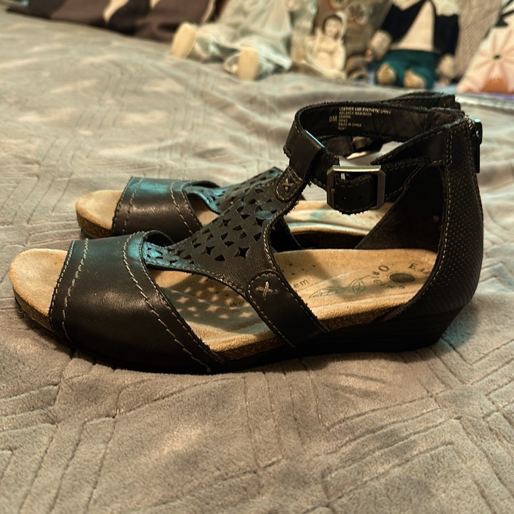 Earth Origins size 8 Leather Sandals
